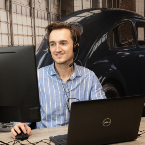 Wouter achter een laptop